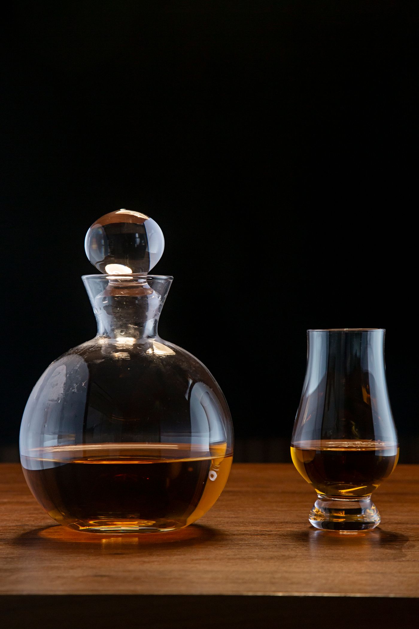 Kristallen karaf met een tulpvormig whiskyglas