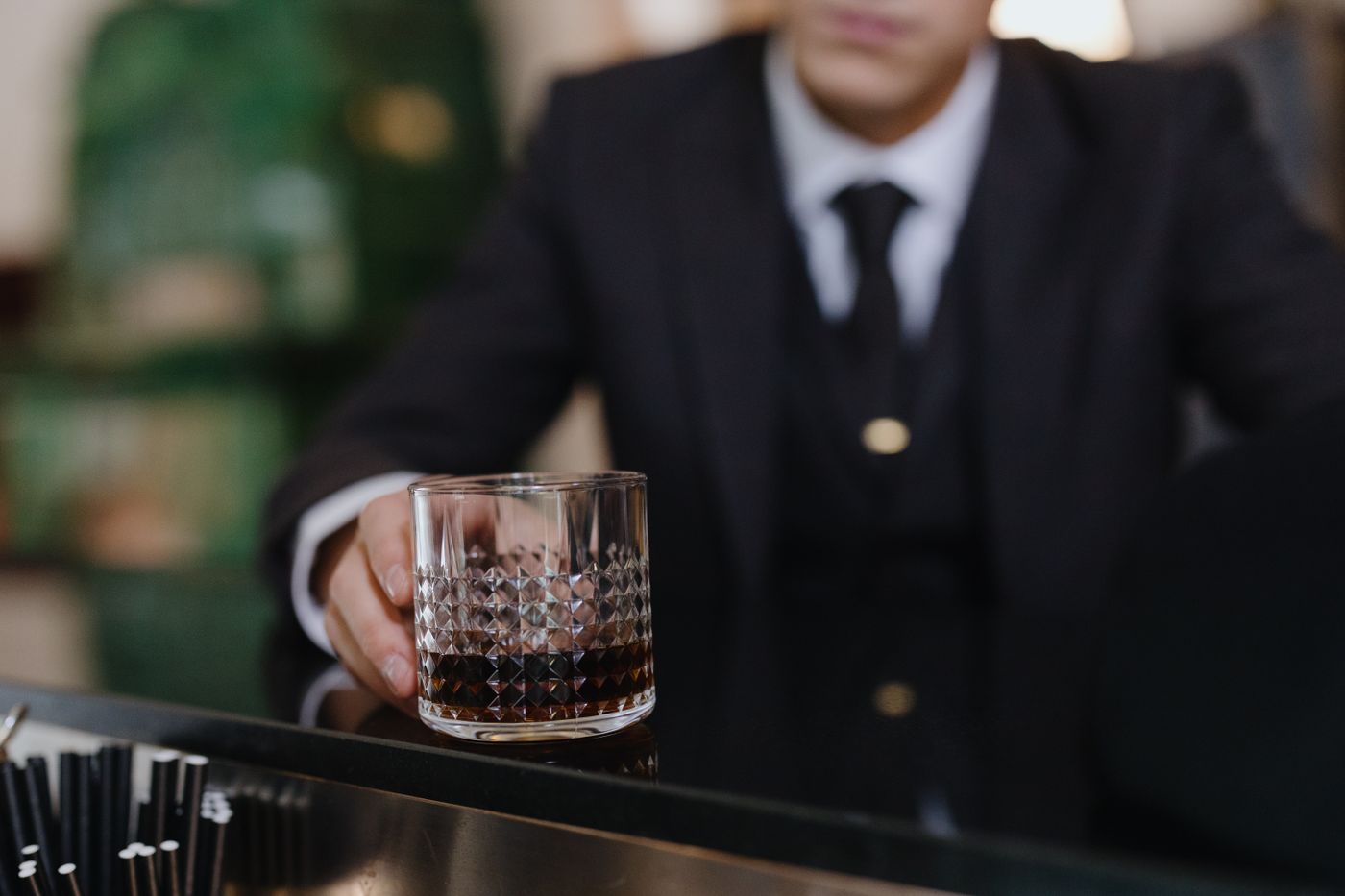 Zakelijk gezelschap met een glas whisky aan de bar